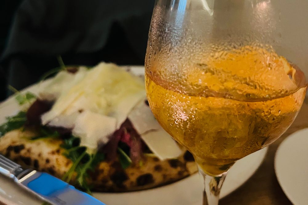 The best pizza places in Melbourne - La Perla - cocktails and great pizza
