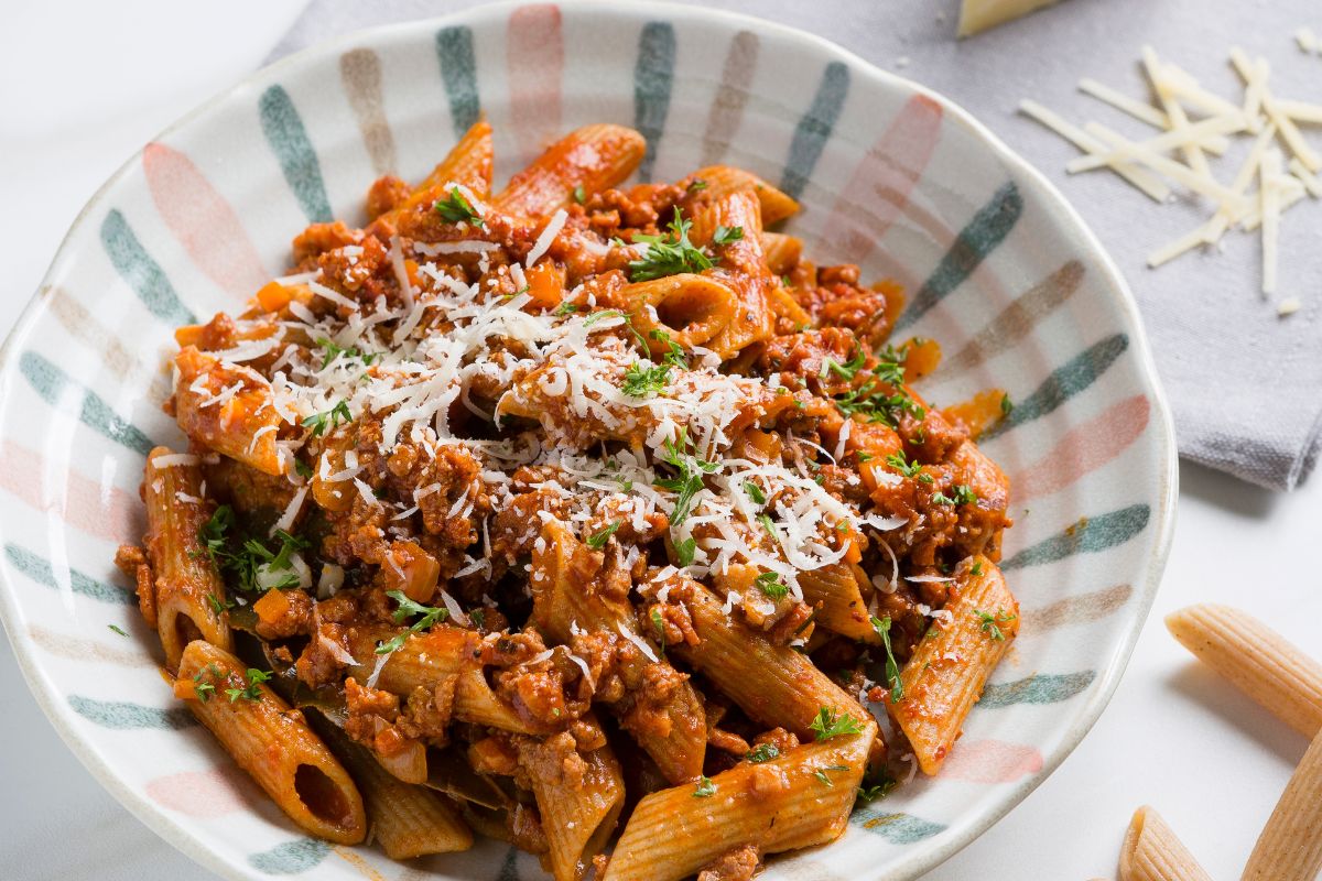 Penne with Spicy Tomato Sauce and Sizzling Bacon