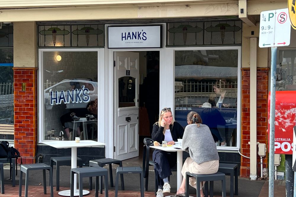 Hank's Cafe & Bagelry - Exterior
